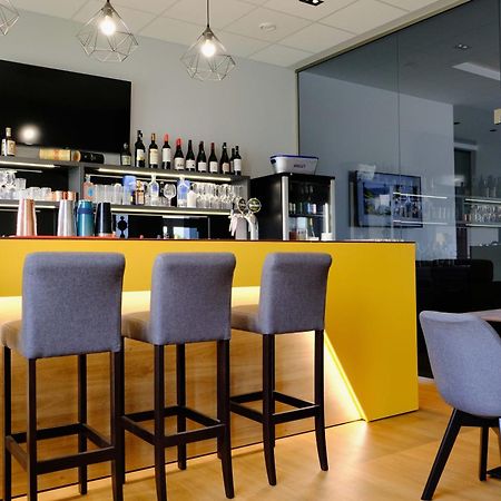 Kiraly Park Hotel Сомбатхей Экстерьер фото