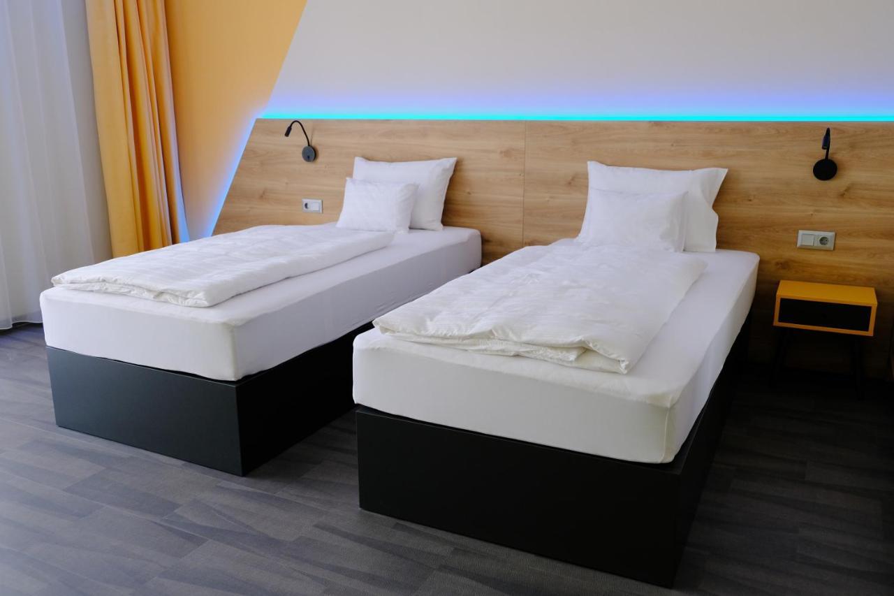 Kiraly Park Hotel Сомбатхей Экстерьер фото
