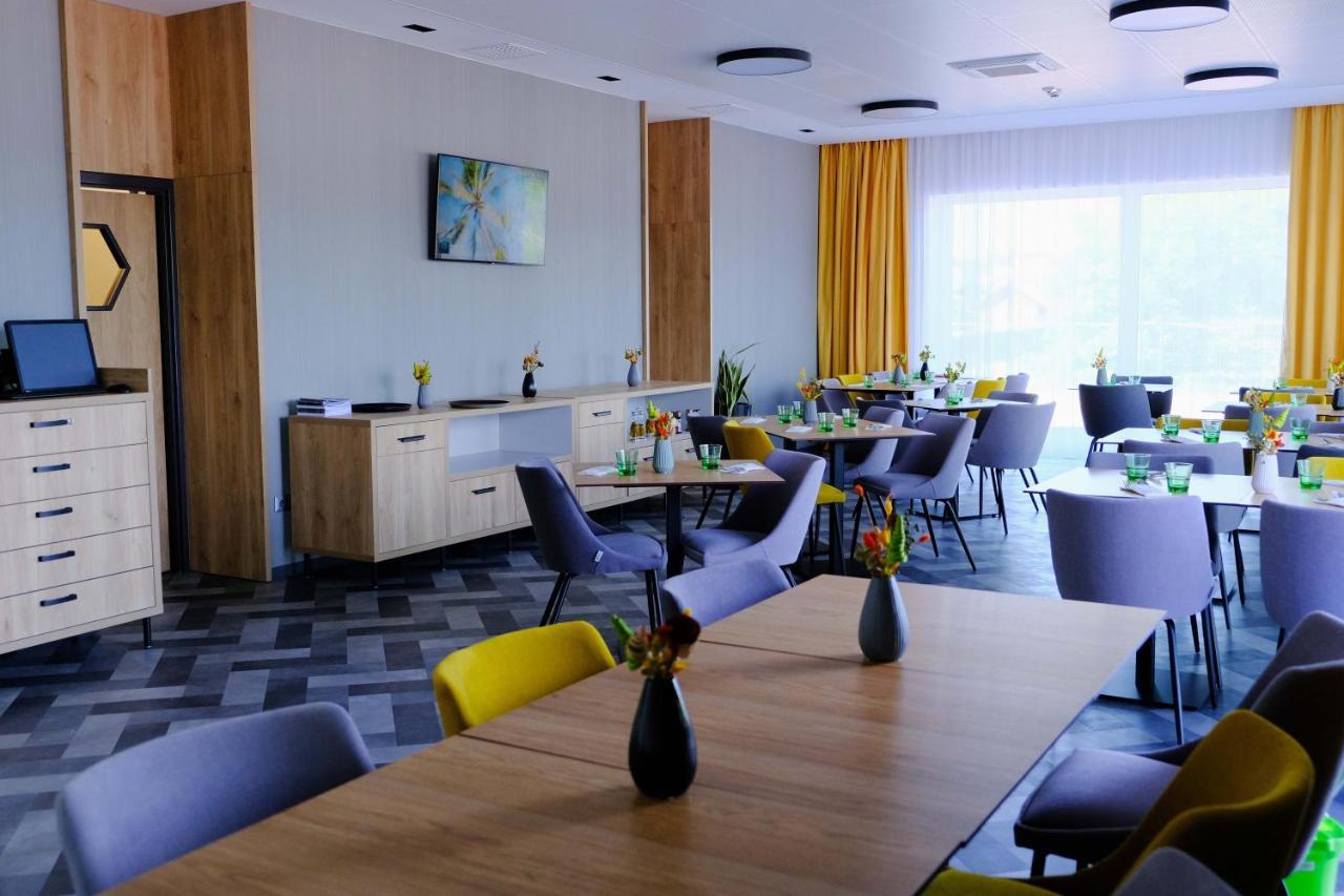 Kiraly Park Hotel Сомбатхей Экстерьер фото