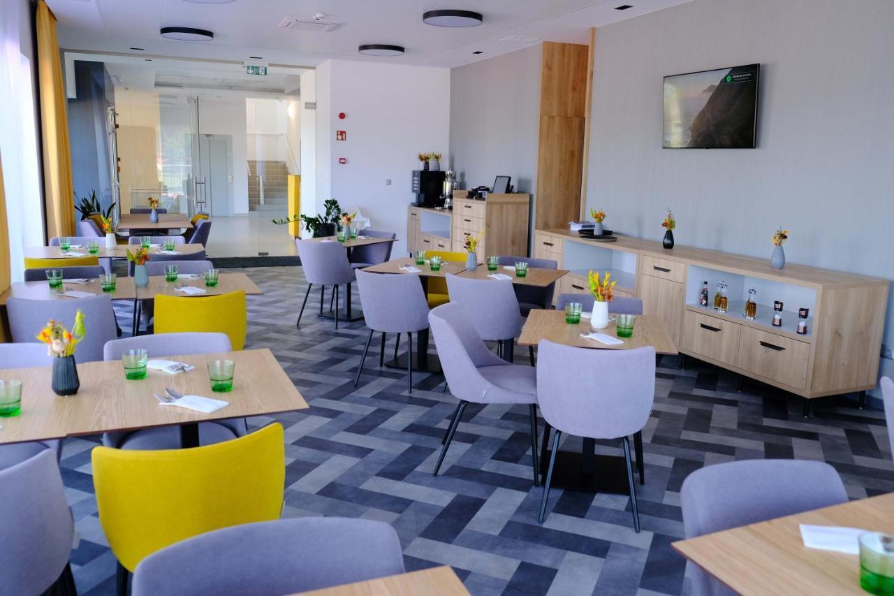 Kiraly Park Hotel Сомбатхей Экстерьер фото