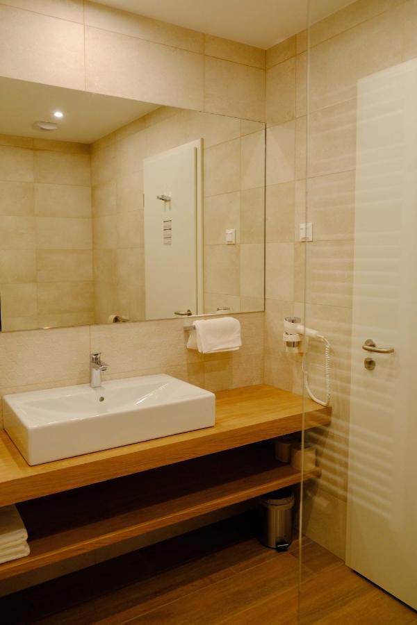 Kiraly Park Hotel Сомбатхей Экстерьер фото