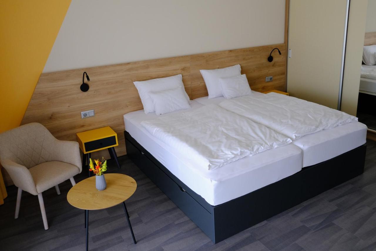 Kiraly Park Hotel Сомбатхей Экстерьер фото