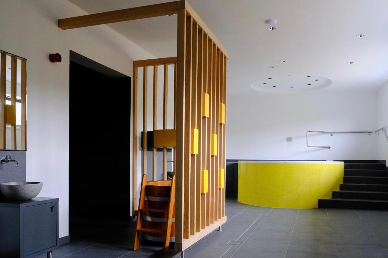 Kiraly Park Hotel Сомбатхей Экстерьер фото