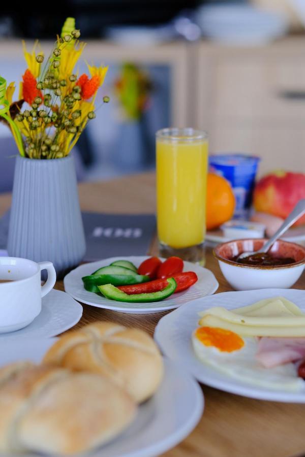 Kiraly Park Hotel Сомбатхей Экстерьер фото