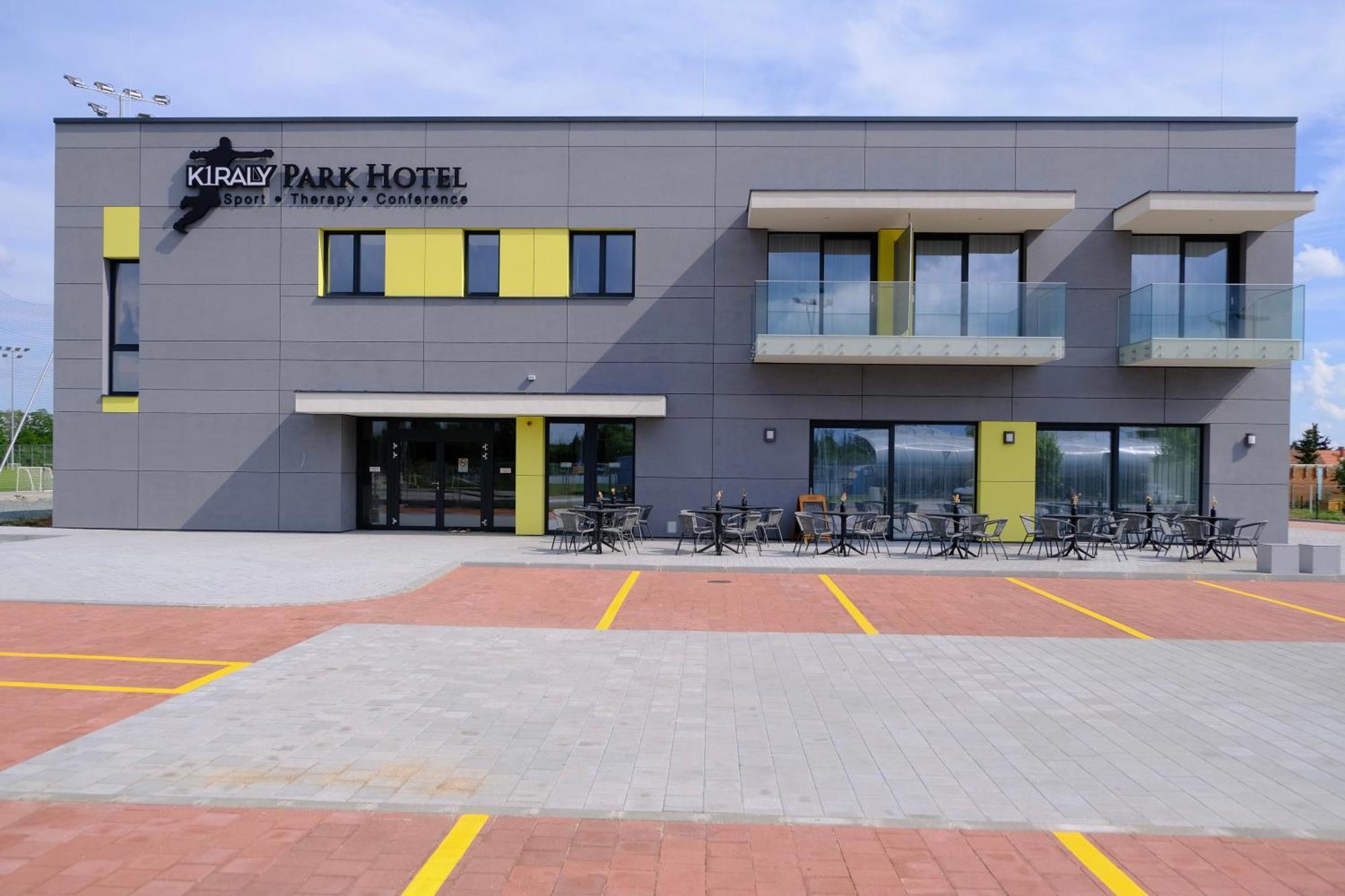 Kiraly Park Hotel Сомбатхей Экстерьер фото